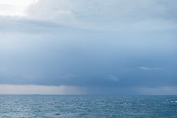 Fototapeta premium Ciemne chmury burzowe nad morzem