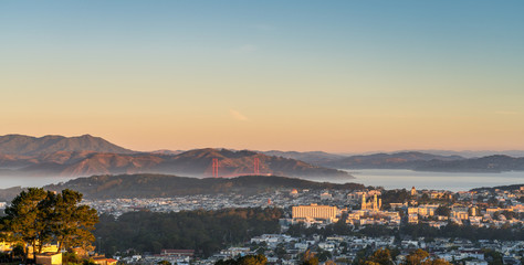 Fototapeta premium Wschód słońca nad mostem Golden Gate i częścią śródmieścia San Francisco