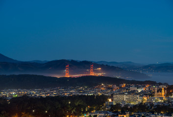 Obraz premium View of the Golden Gate Brdige At Night With Fog Over the Bay