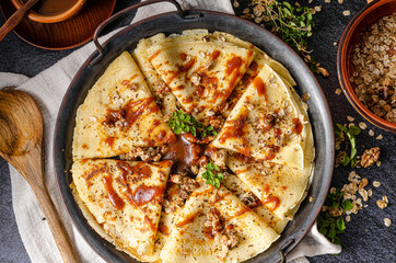 Caramel crepes with granola