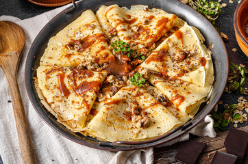 Caramel crepes with granola