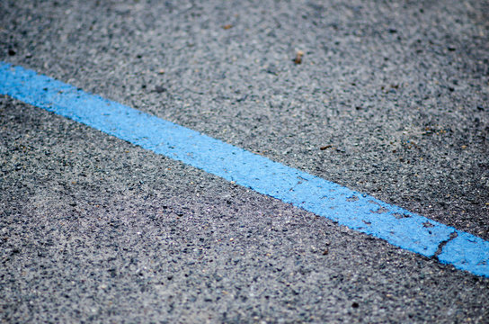 Paid parking, blue lines. Parcheggio, linee blu.