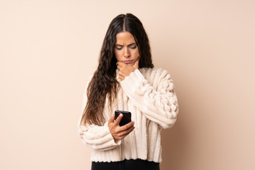 Fototapeta premium Young woman over isolated background thinking and sending a message