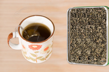 thé vert en vrac avec tasse infusion