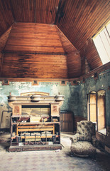 Piano ancien dans une salle abandonnée - obrazy, fototapety, plakaty