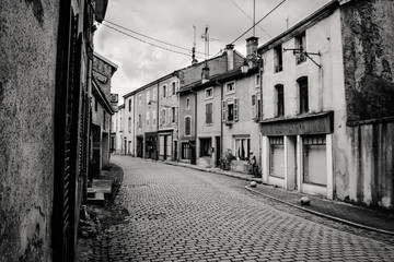 grande rue pavée à Fontenoy-le-Château qui est une commune française de Lorraine, située dans...