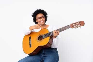 Obraz premium African american woman with guitar over isolated background points finger at you with a confident expression