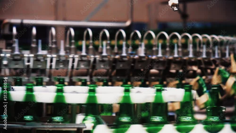 Poster fast moving processing machine for transporting new glass bottles automatically through an industria