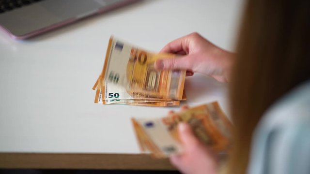 junge Frau z&auml;hlt Geld, 50 Euro Banknoten, close-up