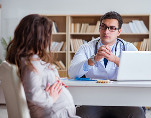 Obraz premium Pregnant woman visiting doctor for consultation