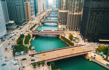 Chicago River with boats and traffic in Downtown Chicago - obrazy, fototapety, plakaty
