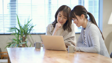 カフェでノートパソコンを操作している女性	