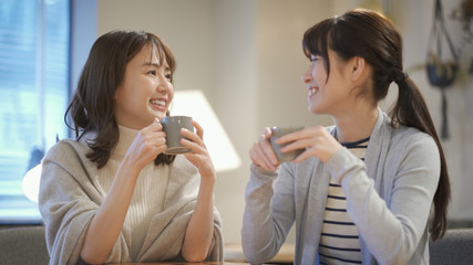 カフェで談笑する二人の女性
