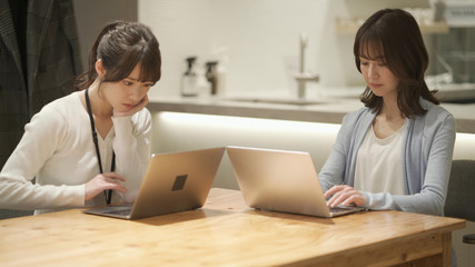 ノートパソコンで仕事をしている二人の女性	