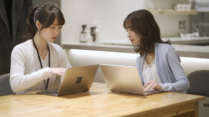 ノートパソコンで仕事をしている二人の女性	