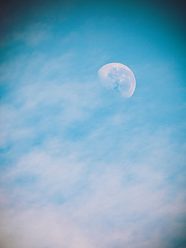 Lua cheia em um c&eacute;u com nuvens