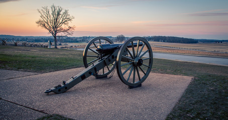 Fototapeta na wymiar cannon at sunrise in Gettysburg
