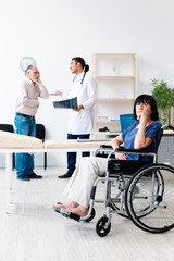 Obraz premium Old couple visiting young male doctor