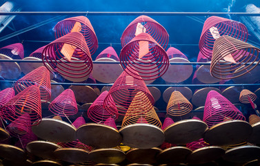 Obraz premium looking up at incense coil at chinese temple