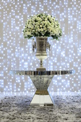 Obraz premium A luxurious bouquet of fresh flowers in a crystal vase on the holiday table and an elegant portion in the restaurant.