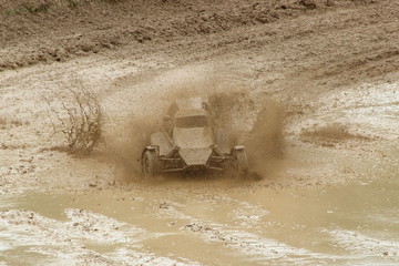 Obraz premium Speed one Buggy car in muddy puddle dirt splash on off road track race turn, front view