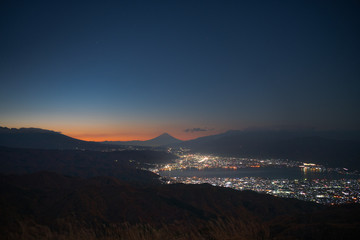 （パノラマ）高ボッチ高原から富士山を望む　夕暮れ