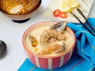 Tom Yam cream soup with shrimps and mussels