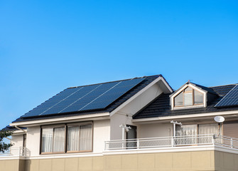 【太陽光発電】住宅の屋根の上に設置された太陽光パネル