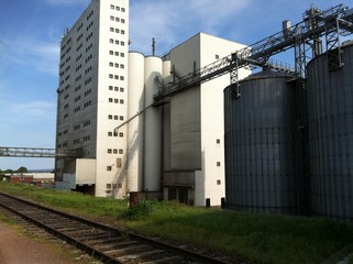 Fabrikgebäude am Kanal