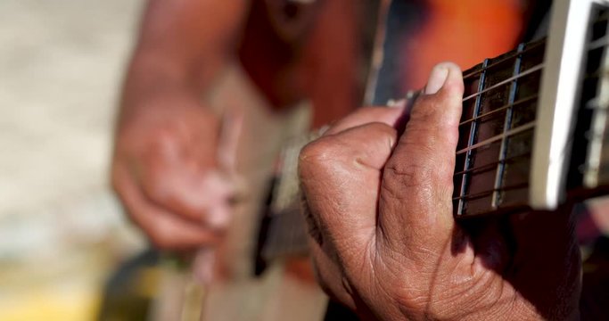 Persona tocando la guitarra