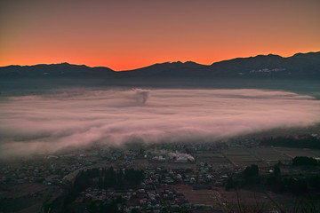 Fototapeta premium 富神山の頂上から見る山形市の夜明けの風景