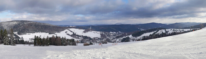 Fototapeta na wymiar Panorama - Stacja narciarska Słowtwiny - na Beskid Niski i Lackową