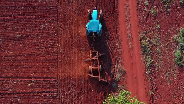 Tractor arando la tierra