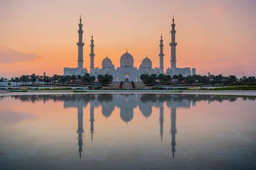 Foto op Canvas bu Dhabi, Verenigde Arabische Emiraten, Verenigde Arabische Emiraten: Prachtig uitzicht op Abu Dhabi Sheikh Zayed Mosque (ook bekend als Grand Mosque) in de schemering, reflectie in water, verlicht bij zonsondergang, gouden blauw uur © Luca