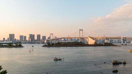 Obraz premium Sunset scene of Rainbow bridge and tokyo skyline at Odaiba, Tokyo, Japan