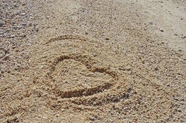 Fototapeta na wymiar Zabawa na plaży układanie kamyków rysowanie po piasku