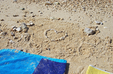 Zabawa na plaży układanie kamyków rysowanie po piasku © Patdrig Torc