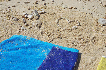 Zabawa na plaży układanie kamyków rysowanie po piasku © Patdrig Torc