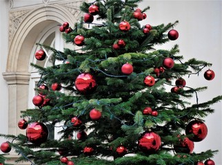 Fototapeta na wymiar Christmas tree with red ornaments