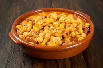 Garbanzos con callos de ternera