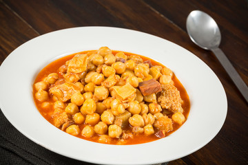 Garbanzos con callos de ternera