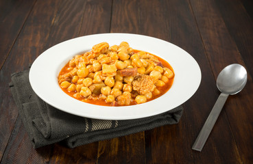 Garbanzos con callos de ternera
