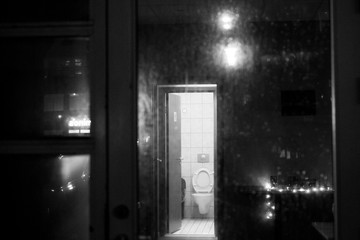 Blick durch den Gastraum eines Restaurants bis zur Toilette. / View through the dining room of a restaurant to the toilet.