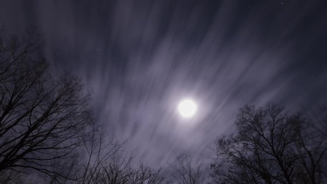 Zeitraffer ziehender Wolken bei Nacht