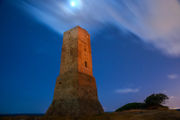 Fototapeta na wymiar noche en la antigua torre de vigilancia de cabopino, Marbella