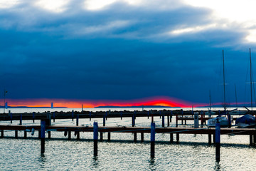 Obraz premium Orange sky under clouds in the winter sunset in Balaton