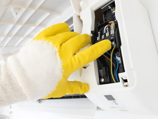 Aircondition service and maintenance, fixing AC unit and cleanin