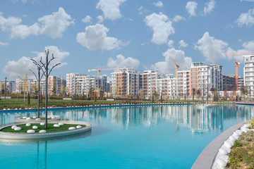 Fototapeta na wymiar Residential buildings overlooking the city park