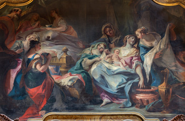 COMO, ITALIEN - 8. MAI 2015: Das Gemälde der Geburt der Jungfrau Maria in der Kirche des Heiligtums des Heiligen Crocifisso von Carlo Incenzo Carloni (1687 – 1775). © Renáta Sedmáková