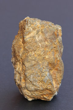 Stein mit Gold und Mineralien durchzogen